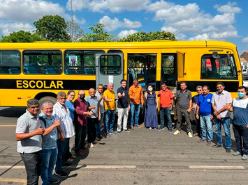 Prefeitura realiza entrega de ônibus escolar